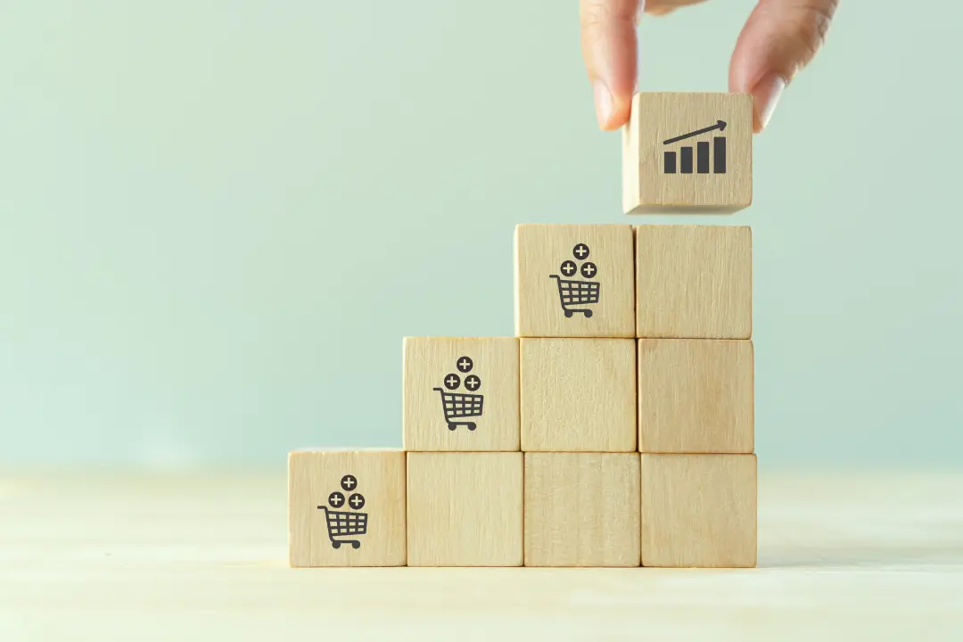 Cross Selling vs. Upselling – Was füllt den Warenkorb wirklich? 